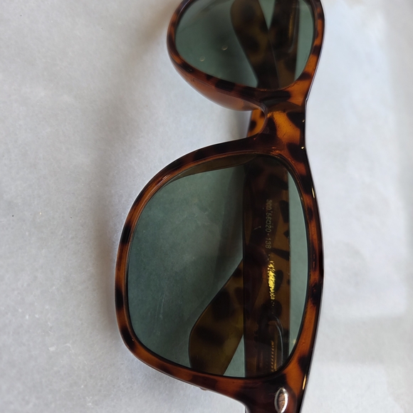 Ray-Ban Vintage 1990s Wayfarer Tortoise Shell Sunglasses With Case - Picture 3 of 12
